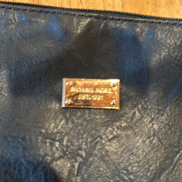 Micheal Kors crossbody - Picture 2 of 3